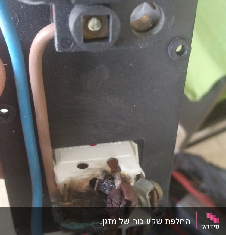 חוטי חשמל שרופים ומחוברים לתקע חשמלי